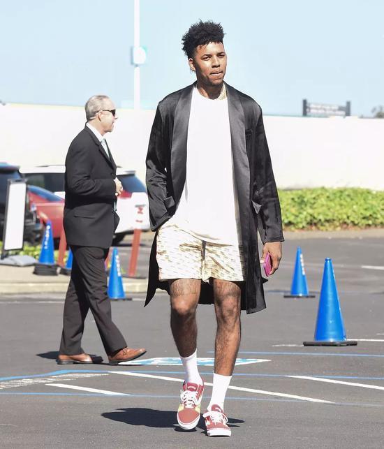 表面上是 表面上是